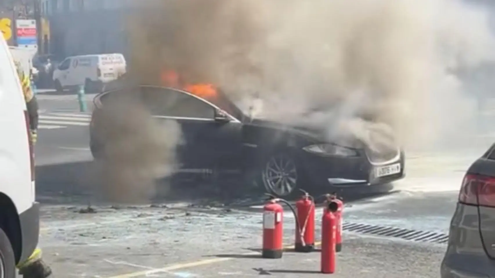 Incendio de un coche en el polígono de Pocomaco, A Coruña: seguridad y prevención en entornos urbanos
