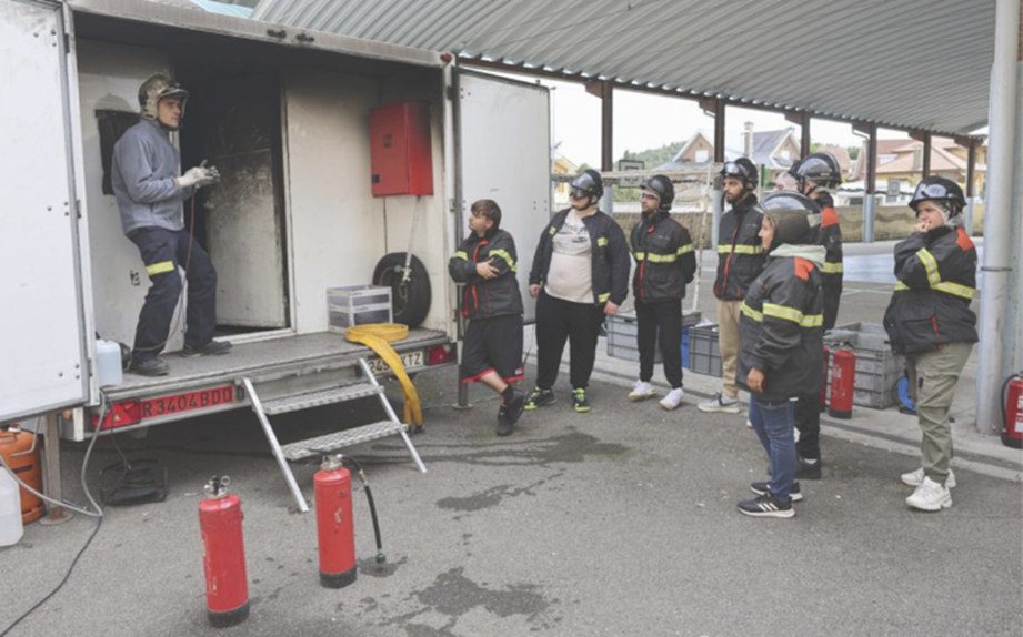 La escuela taller de Castrillón aprende a desenvolverse ante el peligro real de incendios