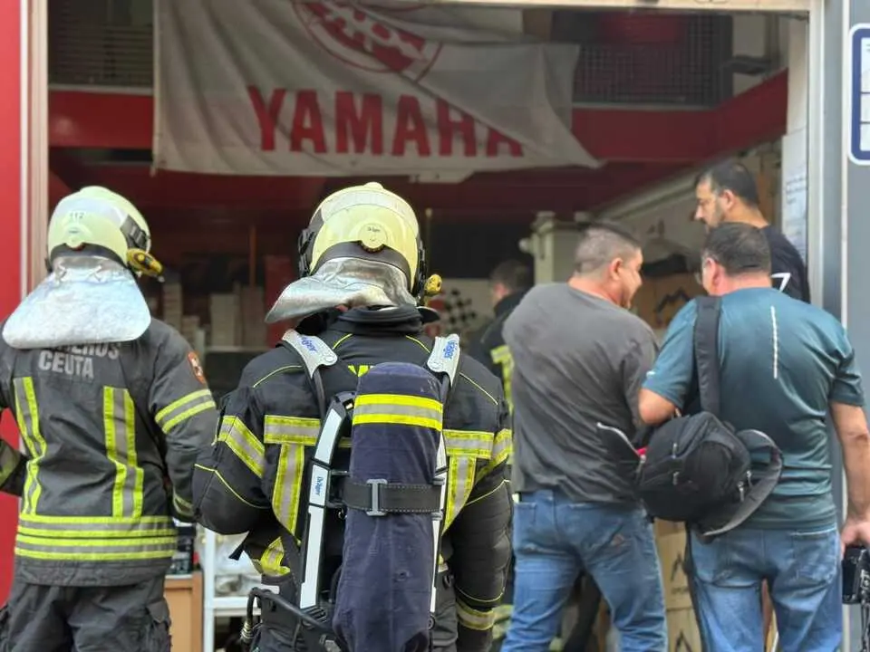 Rápida actuación evita un incendio mayor en un taller de la Marina