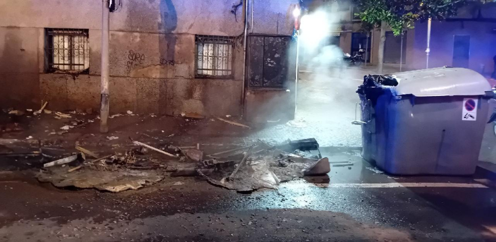 Varios incendios en Esplugues de Llobregat movilizan a los bomberos durante la madrugada