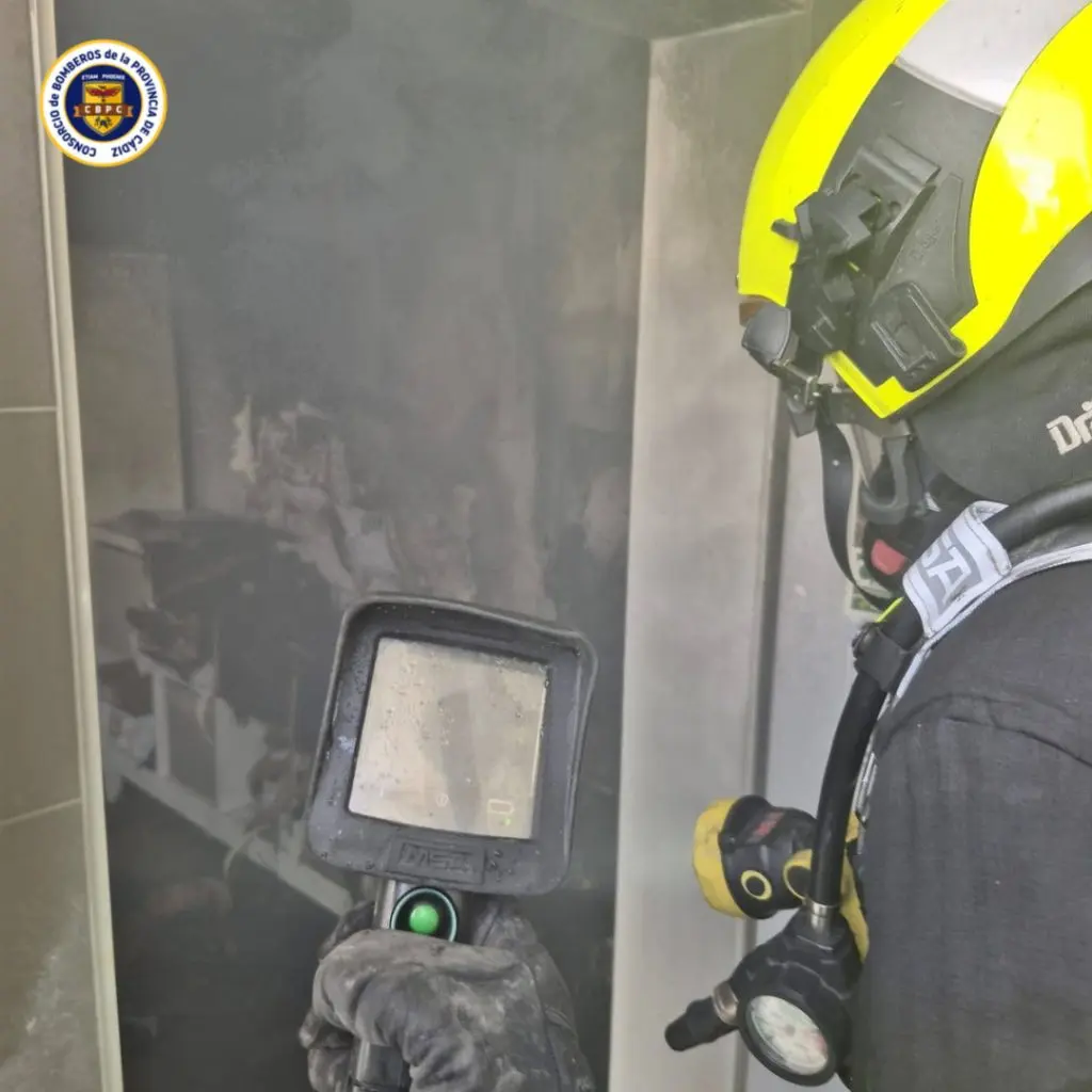 Salón de vivienda en Chiclana resulta dañado por el fuego, sin heridos