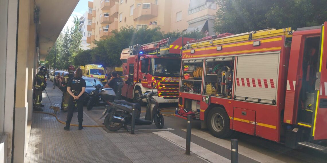 Incendio en el centro de Ibiza deja mujeres heridas y mascotas rescatadas