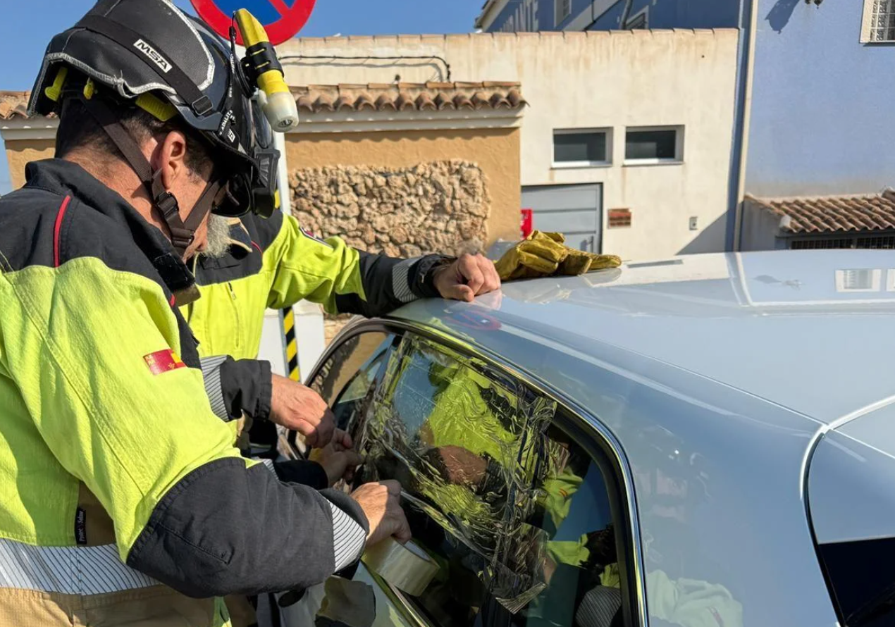 Bebe rescatado que se quedo encerrado en el interior de un coche en Archena
