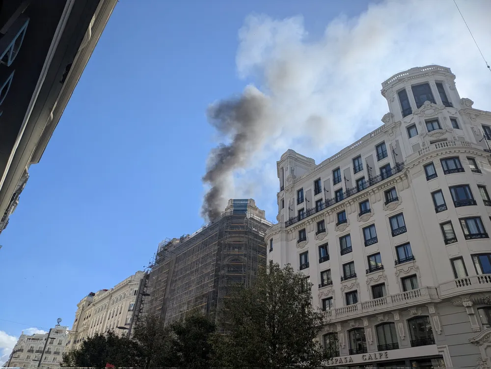 Gran incendio en un edificio de la Gran Vía de Madrid moviliza a bomberos y Policía