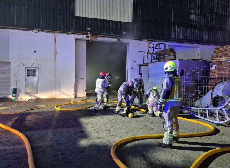 Una nave de tratamiento de madera en Castellón, destruida por un incendio