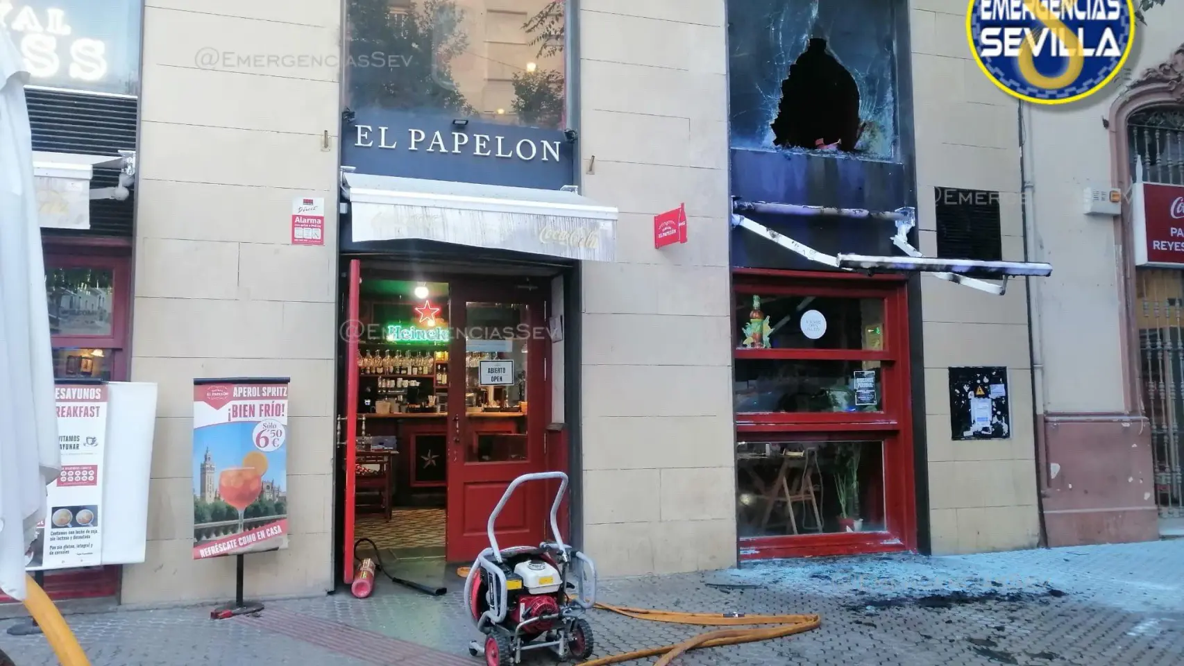 Incendio en un bar de Sevilla genera alarma en plena avenida Reyes Católicos