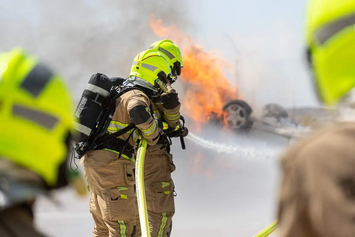 Bomberos de Zaragoza luchan contra el fuego