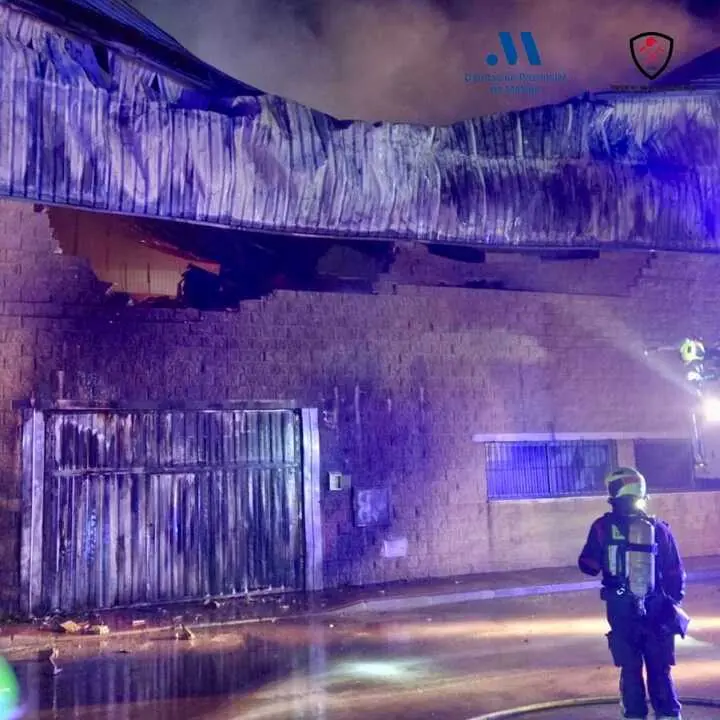 Incendio en Casabermeja: Dos naves industriales de cosmética quedan arrasadas por un fuego de gran intensidad