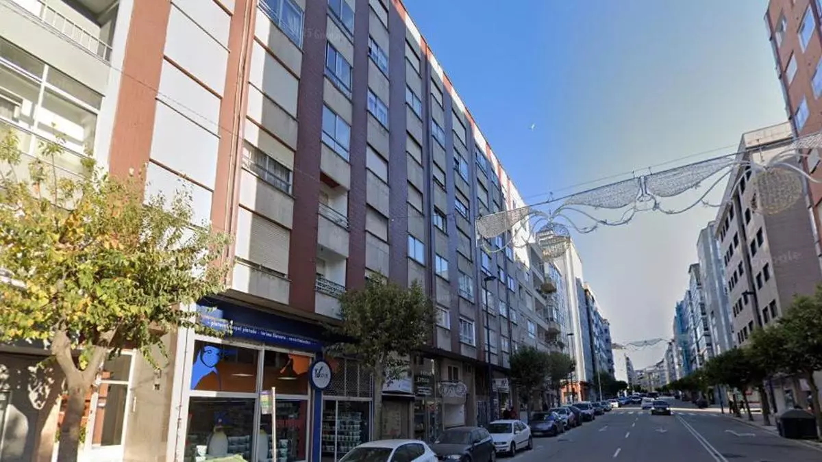 Alarma en Vigo: Espesa humareda moviliza a los bomberos tras declararse un fuego en una cocina. Seguridad esencial en el hogar.