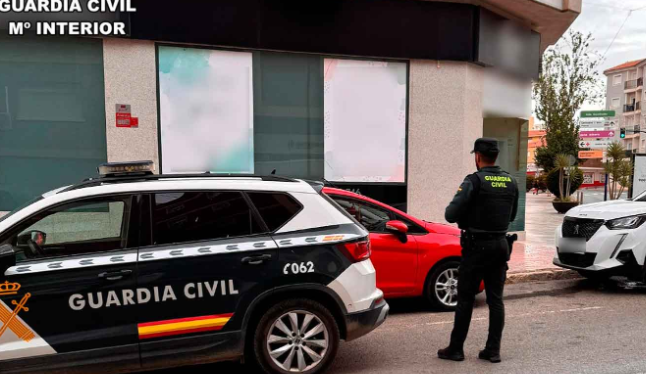 Acto heroico en Mazarrón: un guardia civil salva a una mujer atrapada en el incendio de su casa