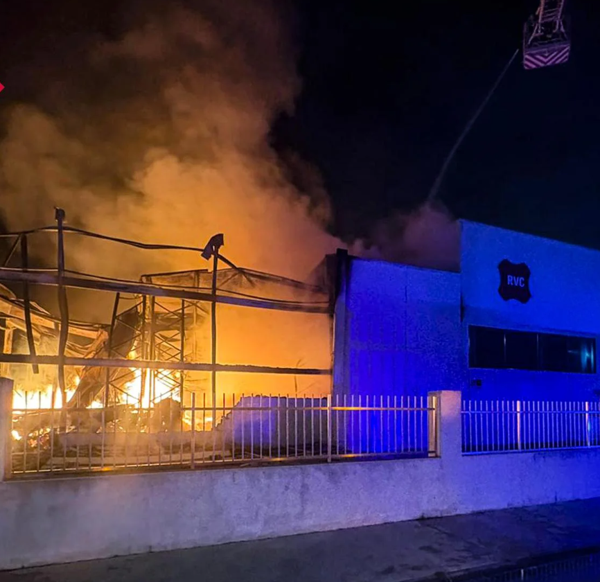 Incendio en una nave industrial de Elda: los bomberos despliegan todos sus recursos