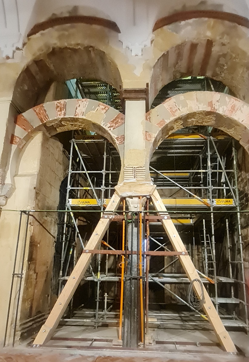 Restauración especializada en la Mezquita de Córdoba tras el reciente incendio. Análisis detallado de la intervención arquitectónica en un monumento único.