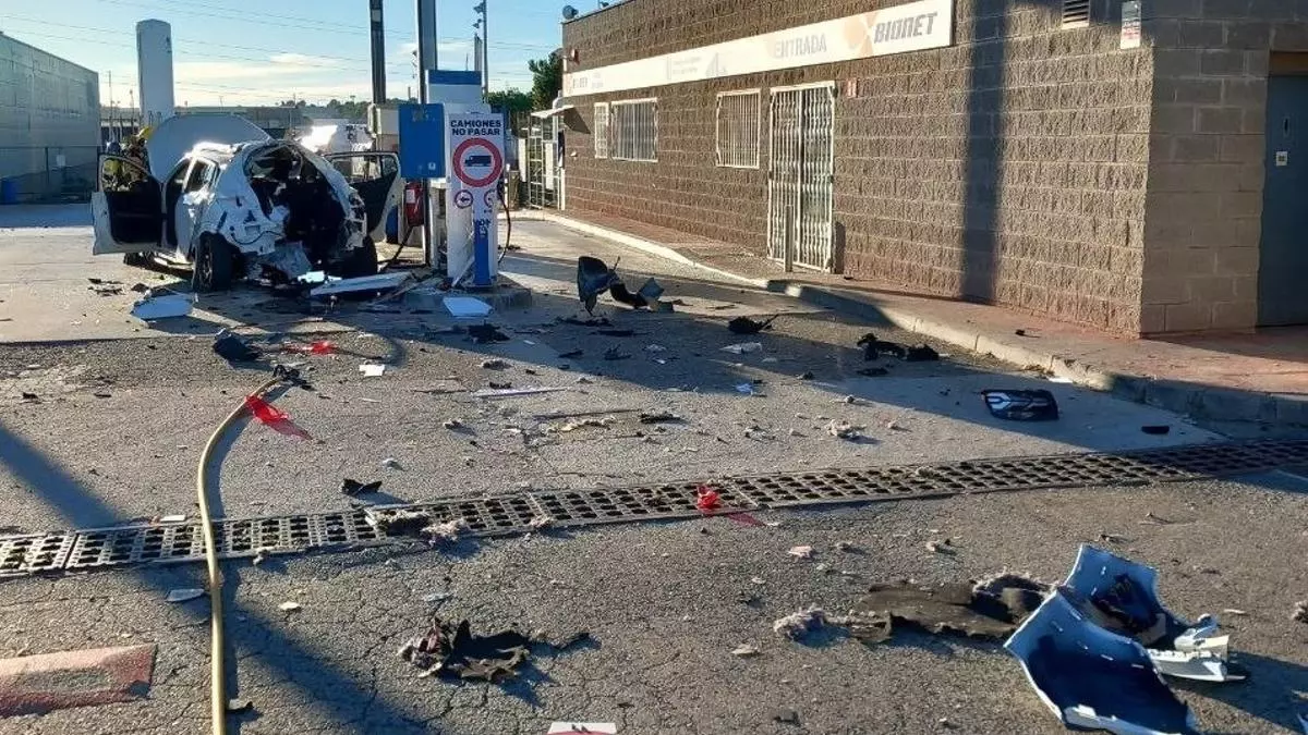 Heridos graves un hombre y un menor tras una explosión en una gasolinera de Tarragona. Detalles iniciales del incidente