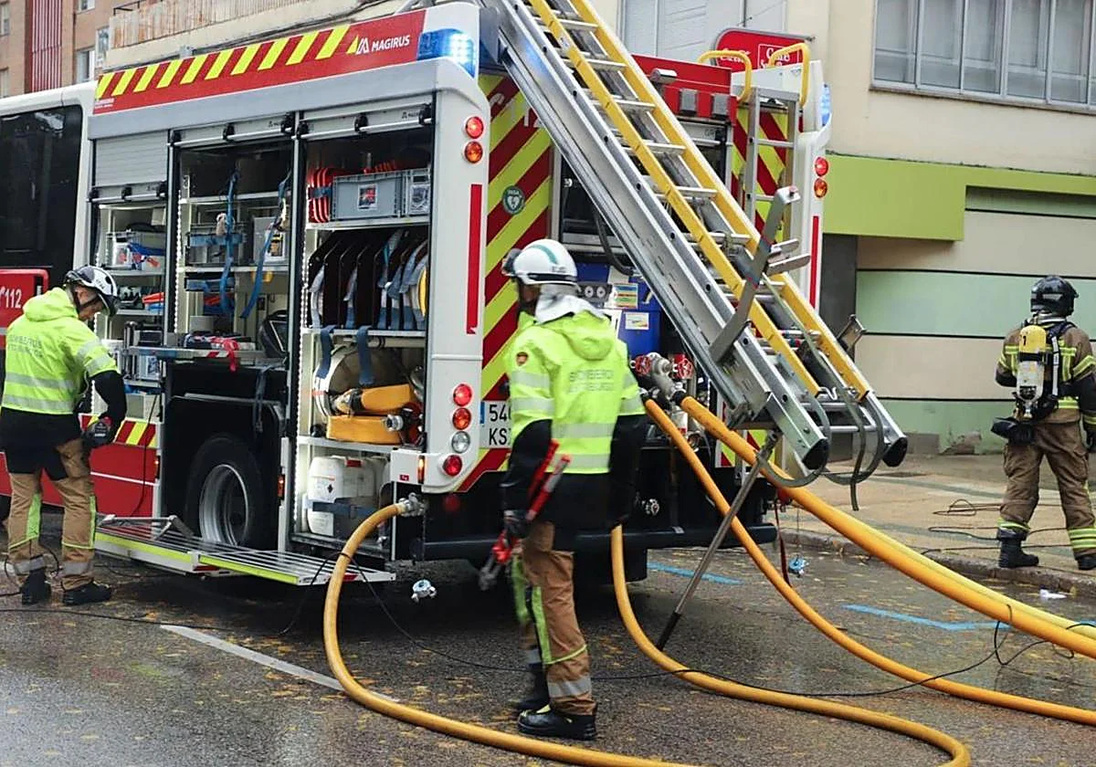 Bomberos de Burgos sofocan incendio de cocina en la zona de la Constitución. Intervención de emergencia.