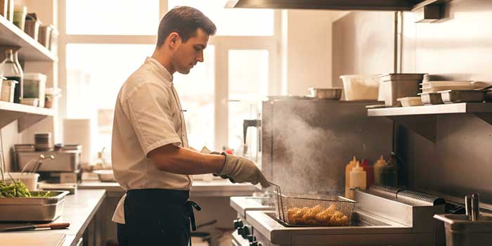 Cómo elegir entre los distintos tipos de freidoras industriales: equipamiento esencial en cocinas profesionales.