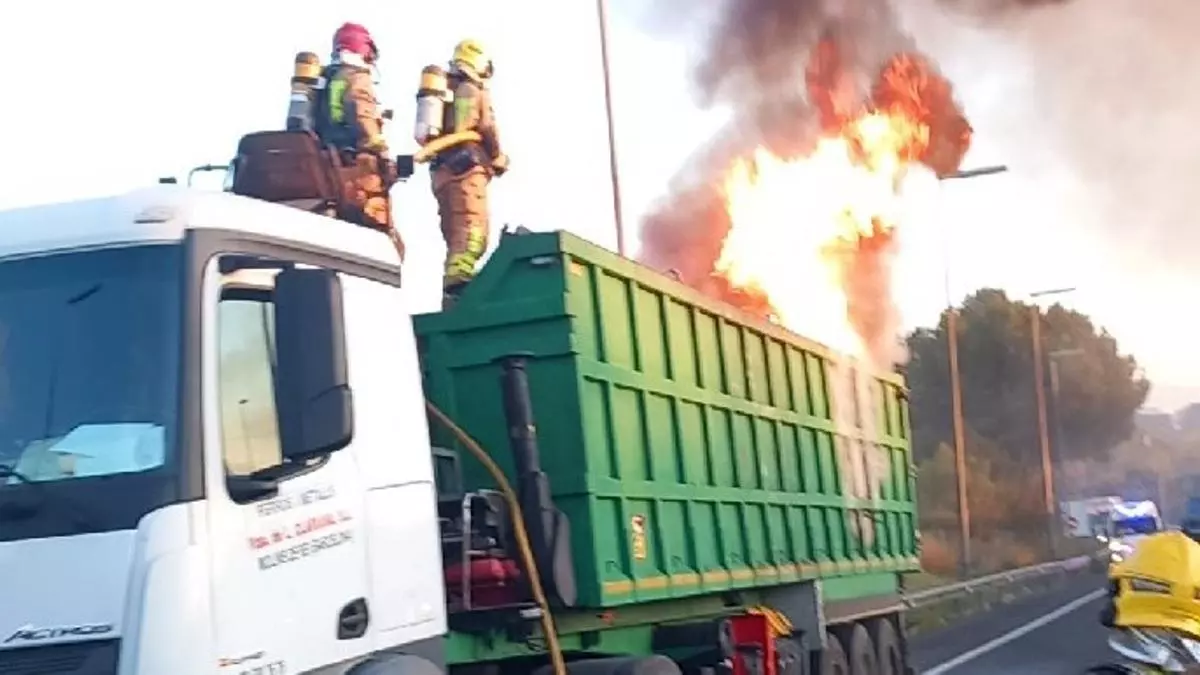 Incendio en la B-30: el fuego en un camión colapsa la movilidad en el Vallès. Afectación masiva al tráfico en plena hora punta.