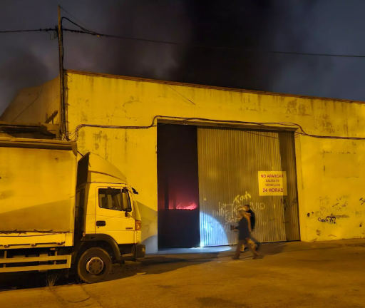 Controlado el incendio industrial en Alzira que provocó el desalojo de varias viviendas