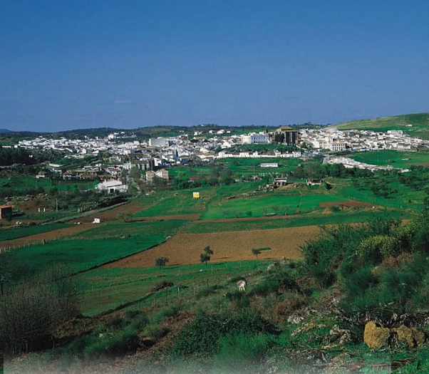 Descubre el pueblo de Sevilla entre bosques que debes visitar en invierno: senderismo fácil y gastronomía increíble