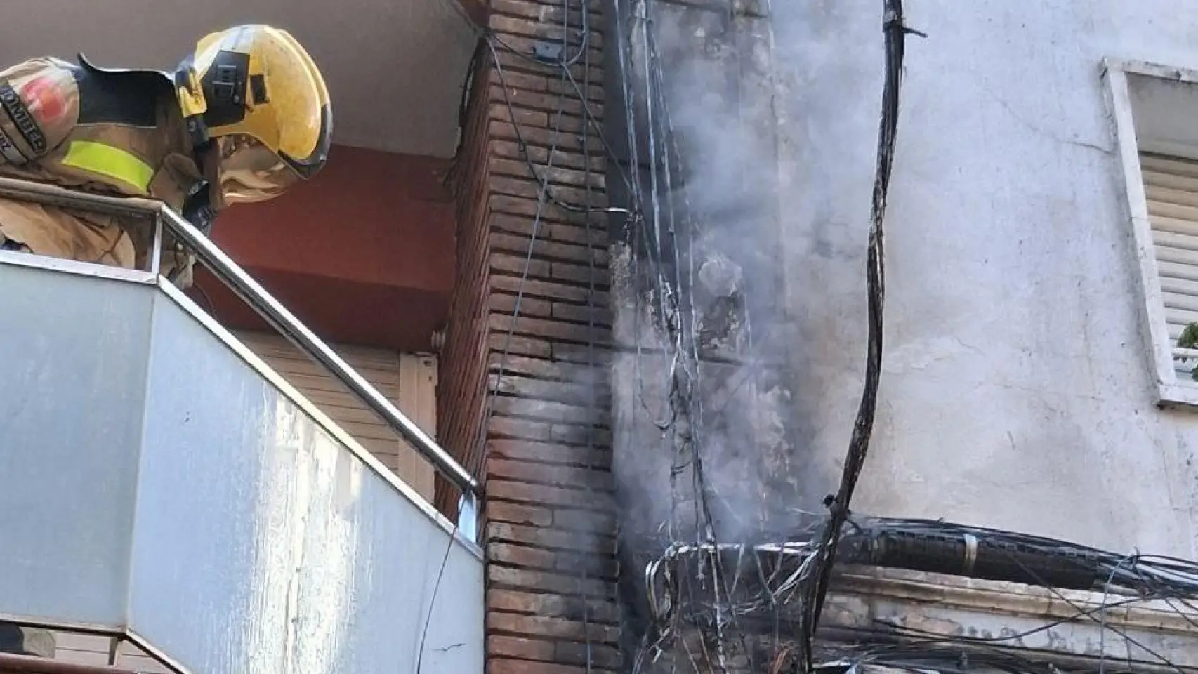 Incendio eléctrico en la fachada de un edificio de L’Hospitalet: actuación de emergencia y lecciones en seguridad urbana