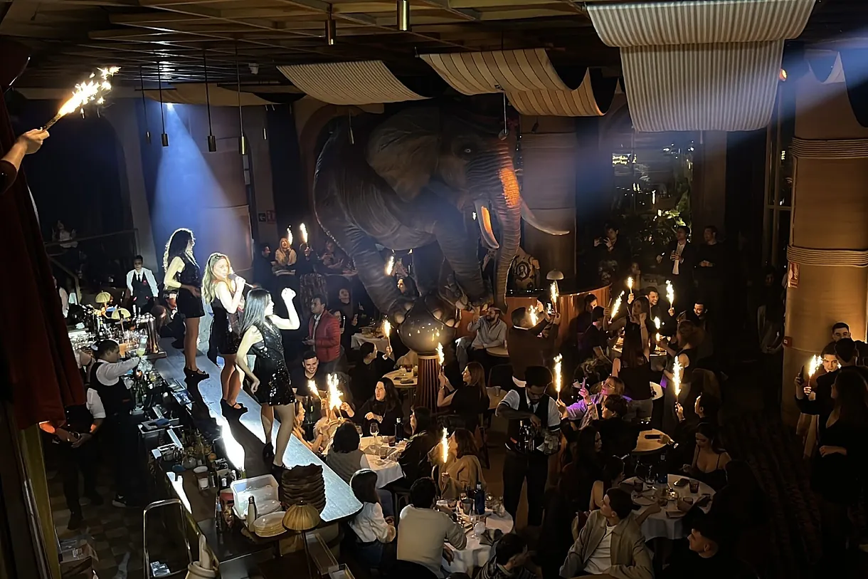 Incendio en el restaurante Fanático de Madrid tras un espectáculo con bengalas: alerta sobre la seguridad en locales de ocio.