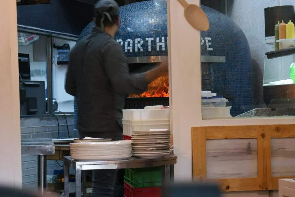 Arde un restaurante italiano de Zaragoza. Un incendio en pleno centro genera alarma y una rápida intervención.