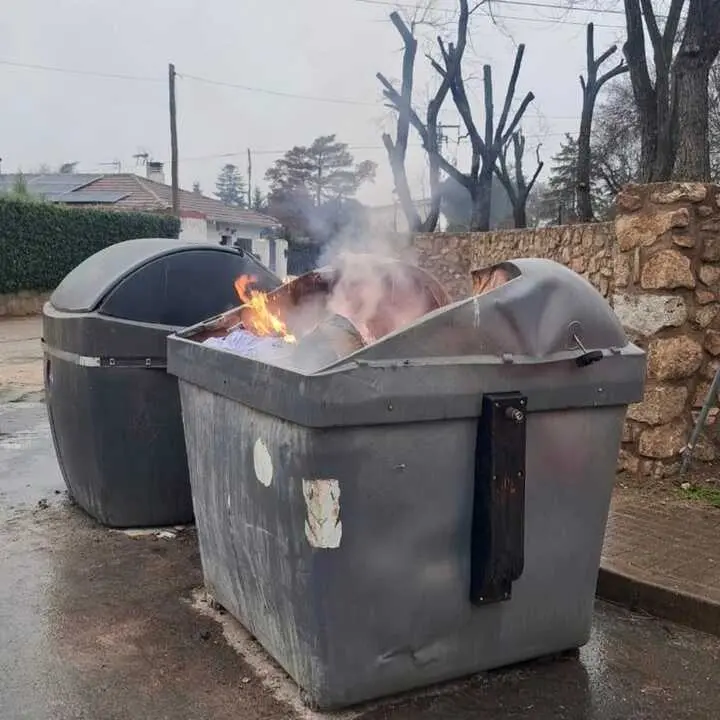 Soto del Real refuerza las recomendaciones para desechar cenizas tras el incendio de un contenedor. Prevención y seguridad urbana