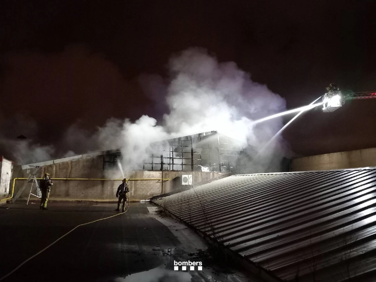 Reactivación nocturna de un incendio industrial en Reus y sus implicaciones en la seguridad urbana. Contexto inmediato del suceso y respuesta de emergencia.