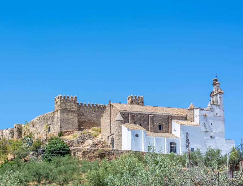 La imponente fortaleza medieval de la Sierra Morena: un tesoro a menos de una hora de Sevilla