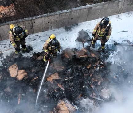 Incendio en Yecla: bomberos apagan fuego de cajas de madera en nave industrial