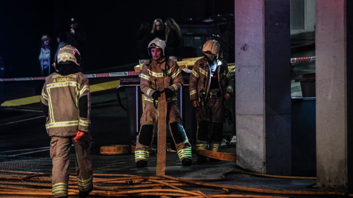 Clausurada una hamburguesería por dos incendios casi consecutivos en A Coruña. Intervención de los Bomberos y clausura preventiva del local.
