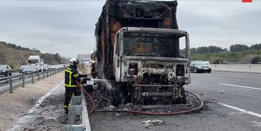 Susto en Rivas tras el incendio total de un camión: sin víctimas, pero con una compleja operación de limpieza por escape de gas.