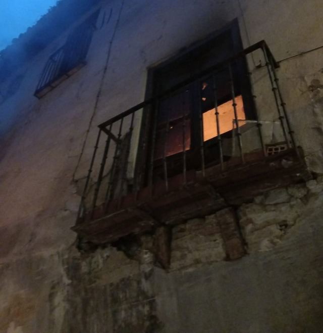 Incendio en una vivienda ocupada en Toledo obliga a desalojar un edificio por riesgo estructural