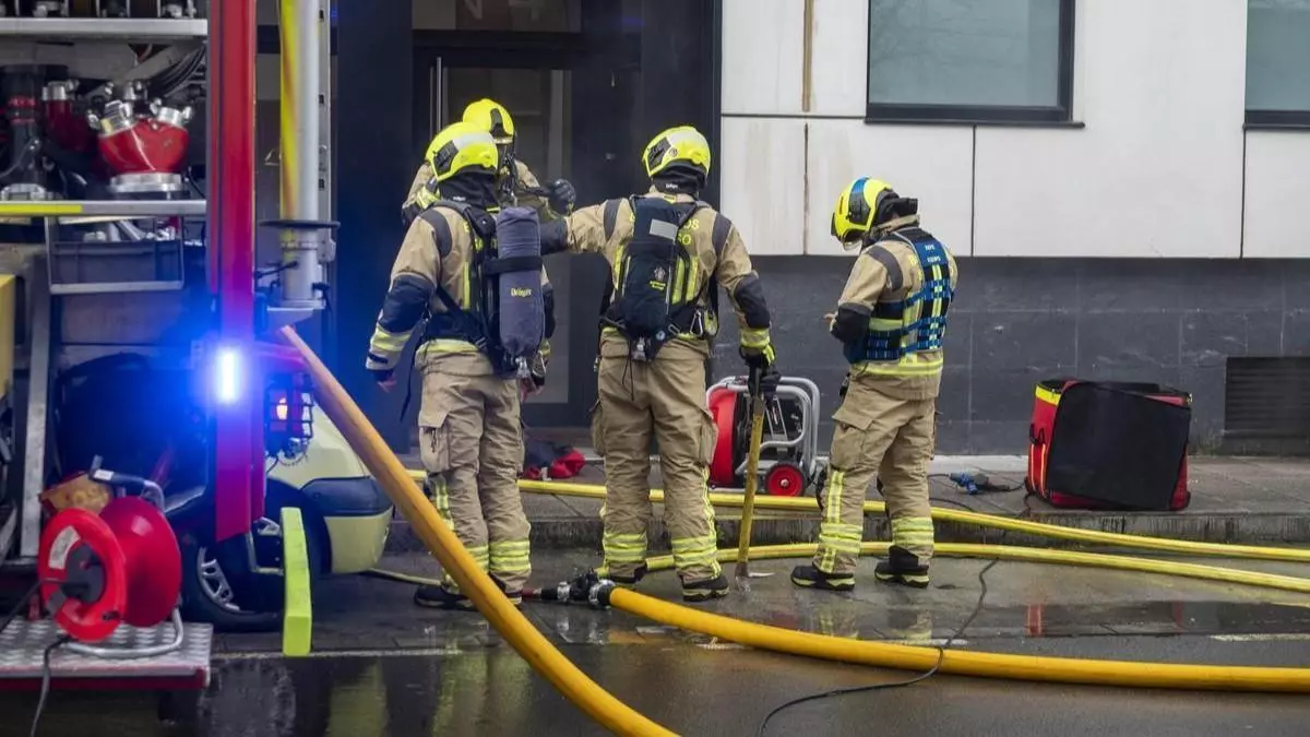 Fuego en una cocina de Santiago obliga a intervenir a los bomberos en Travesía da Calzada do Sar. Actuación rápida
