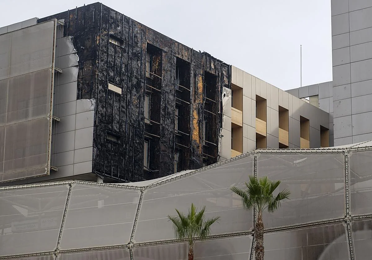 Urbanismo fija un plazo para reforzar la seguridad del Hospital Santa Lucía tras el incendio. Una intervención urgente