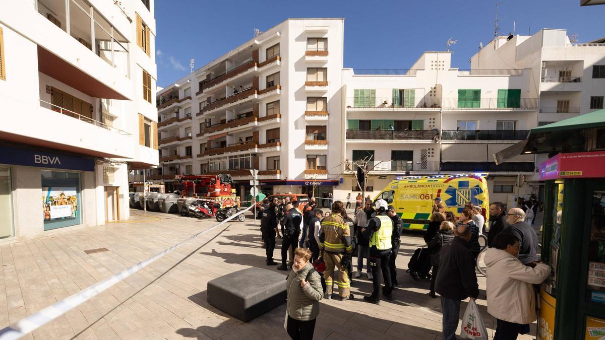 La rápida actuación vecinal evita un incendio grave en una vivienda del centro de Ibiza. Intervención inmediata