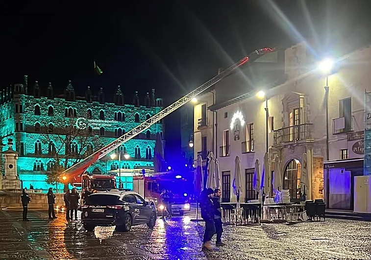 Incendio nocturno en un restaurante céntrico de León moviliza a los bomberos