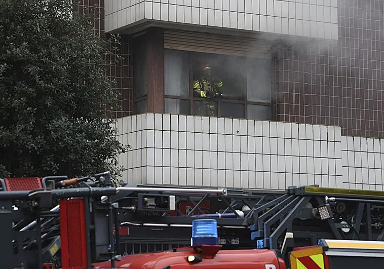 Incendio en vivienda de Gijón deja dos heridos tras originarse en la cocina de un piso en la avenida Torcuato Fernández Miranda. Intervención urgente