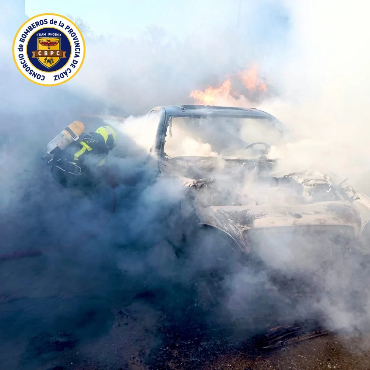 Aparatoso incendio de vehículo en el Callejón del Águila de Chiclana obliga a una rápida intervención de emergencia. Incendio de coche en Chiclana