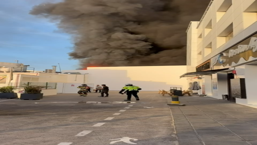 Incendio industrial en Arrecife: desalojo preventivo y cierre de servicios por una intensa columna de humo. Situación de emergencia