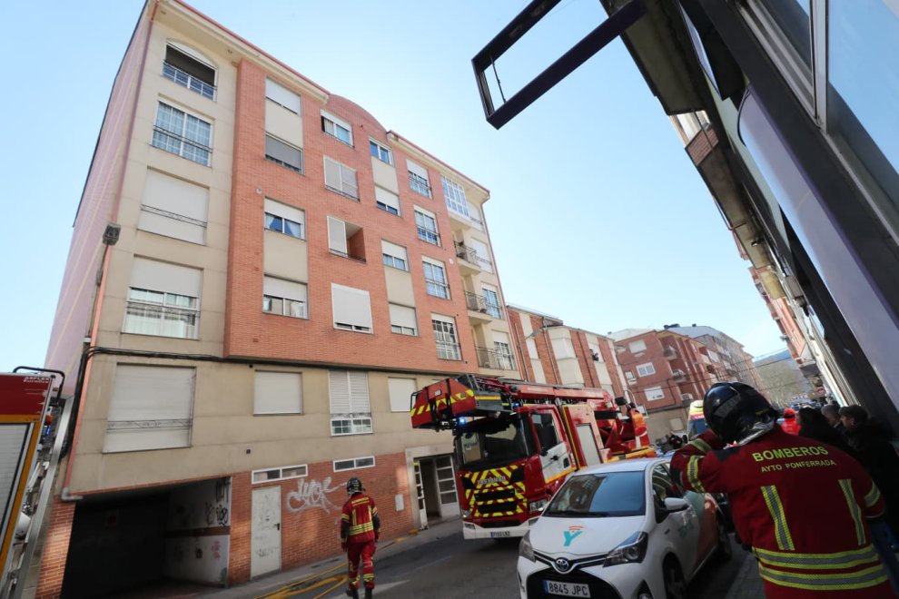 Incendio en una cocina de Ponferrada obliga a ventilar por completo la cuarta planta de un edificio residencial. Intervención urgente