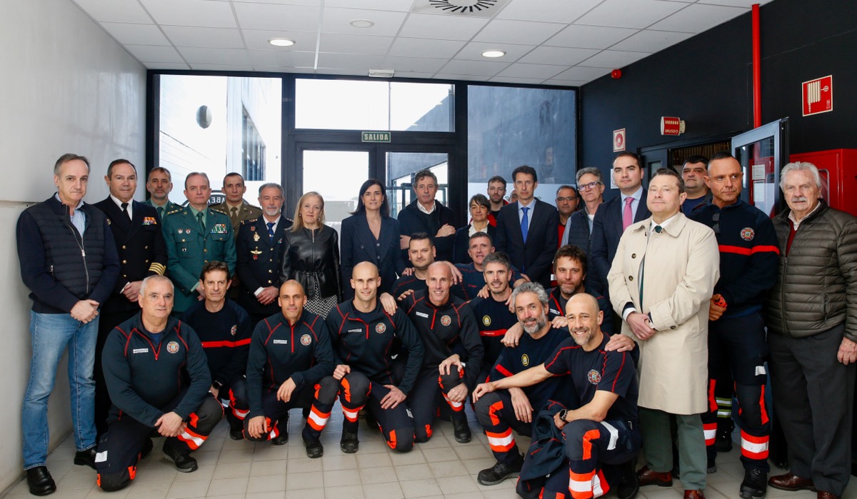 Reconocimiento institucional a los bomberos en Santander durante la celebración de su patrón. Homenaje a la labor diaria
