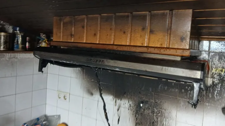 Incendio doméstico en una cocina de Oleiros obliga a una intervención urgente de los servicios de emergencia. Intervención rápida