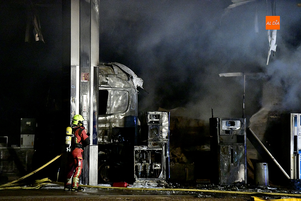 Fuego en la cabina de un camión en pleno repostaje en El Salto (Valdecarpinteros). Incendio a las 20:04 horas en la N-620 sin heridos