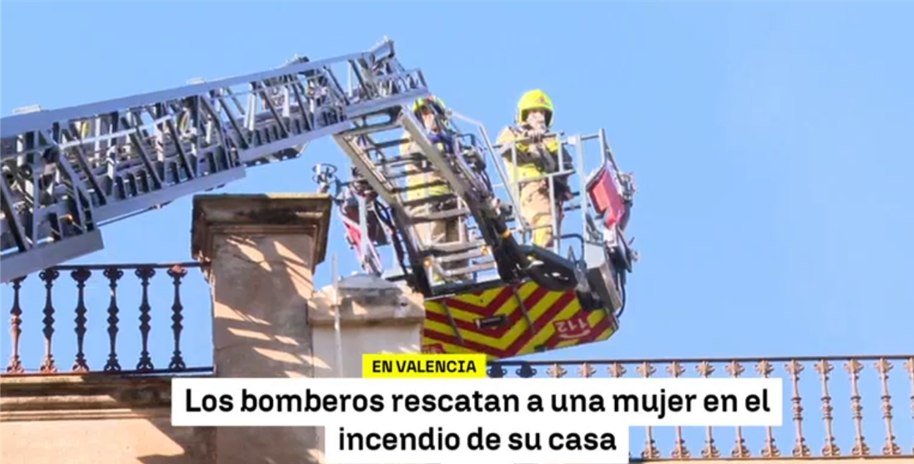 Rescate urgente tras un incendio en una vivienda del barrio valenciano de Benicalap. Intervención de emergencia tras un incendio registrado