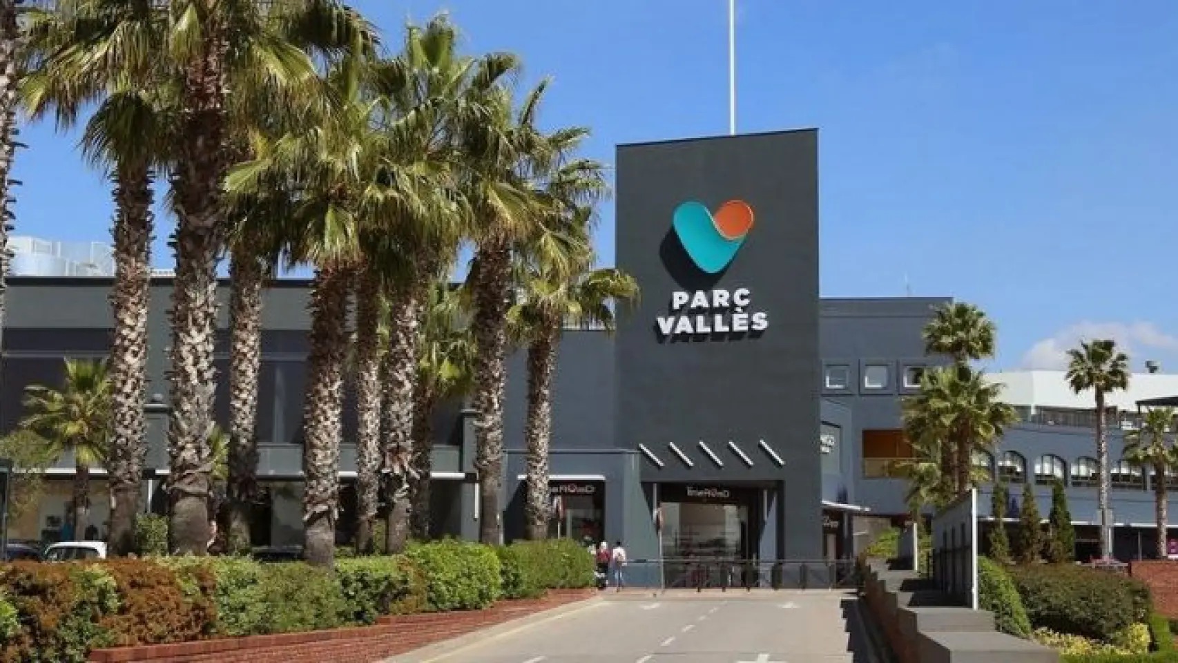 Evacuación nocturna en un centro comercial de Terrassa tras un incendio que interrumpió la cena de decenas de clientes