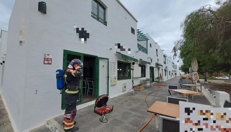 Incendio en restaurante de Costa Teguise obliga a intervenir a los servicios de emergencia en Pueblo Marinero. Intervención urgente